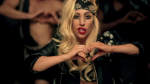 Lady Gaga fazendo coração com as mãos no clipe de Judas