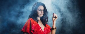 Lana Del Rey com um cigarro na mão