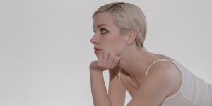 Cantora canadense Carly Rae olhando para o horizonte.