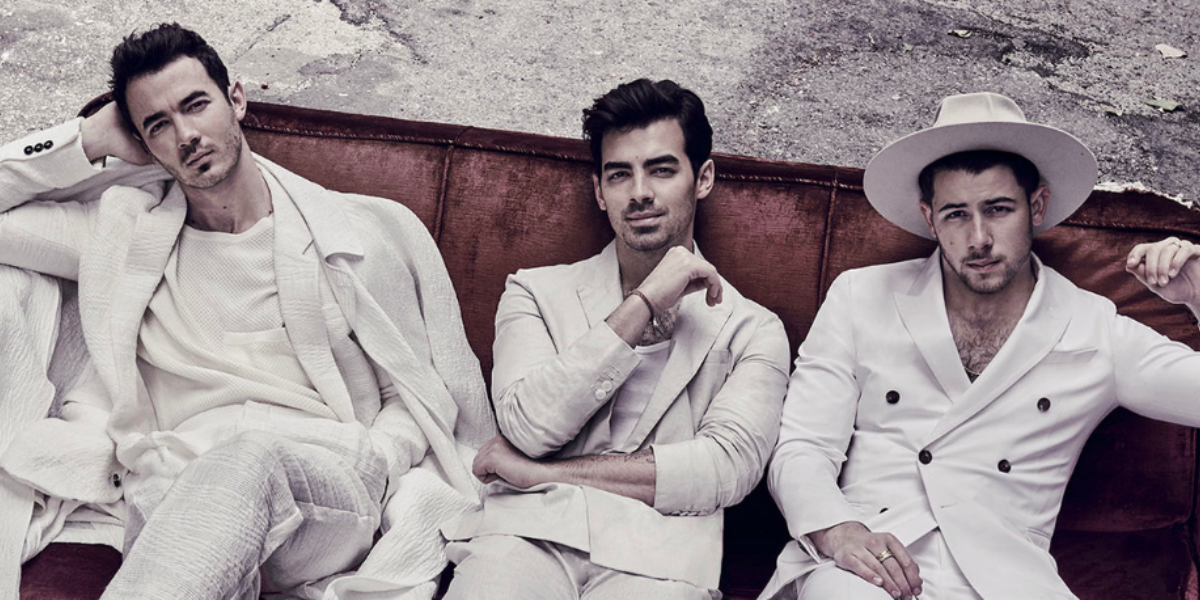 Jonas Brothers em capa para a Billboard com roupas brancas