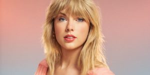 Taylor Swift foto para TIME em um fundo pastel rosa