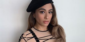 Ally Brooke com boina e vestido transparente