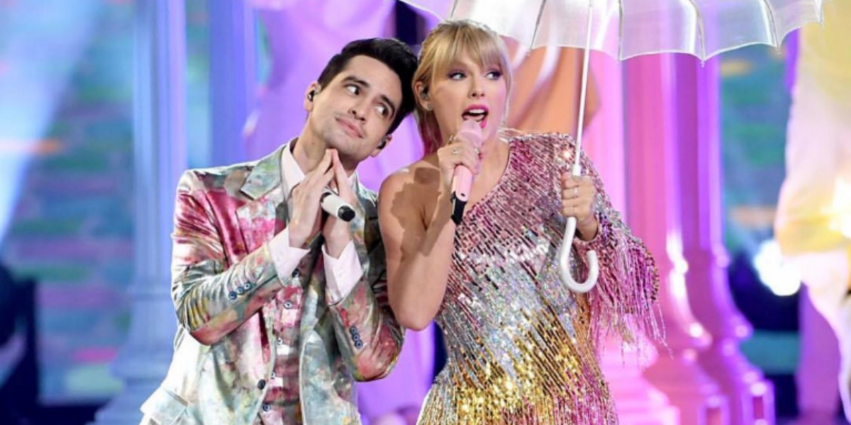 Taylor Swift e Brendon Urie em apresentação da música ME! no Billboard Awards 2019 com figurinos cintilantes e guarda chuvas