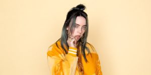 Billie Eilish com a mão na boca