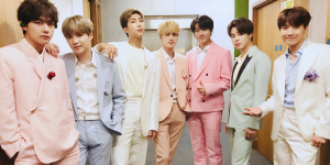 BTS vestidos em ternos de cores pastéis