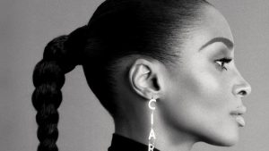 Cantora Ciara com uma trança e brincos com seu nome