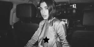 Cantora Dua Lipa posando com um blazer em uma foto preto e branca para post nas redes sociais