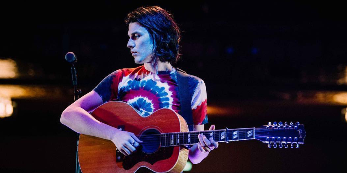 Divulgação de Oh My Messy Mind, James Bay com um violão em um palco