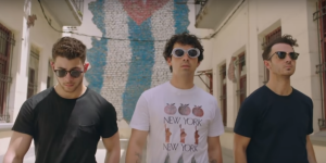 Nick, Joe e Kevin Jonas em print do trailer do documentário "Chasing Happiness".