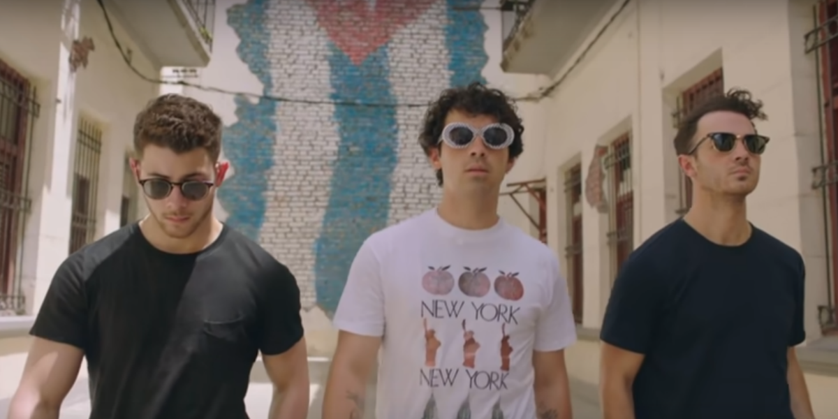 Nick, Joe e Kevin Jonas em print do trailer do documentário "Chasing Happiness".