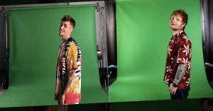 Justin Bieber e Ed Sheeran ao lado um do outro para gravar o clipe de "I Don't Care"