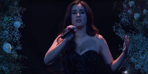 Print do vídeo da apresentação de "Expectations" da cantora Lauren Jauregui