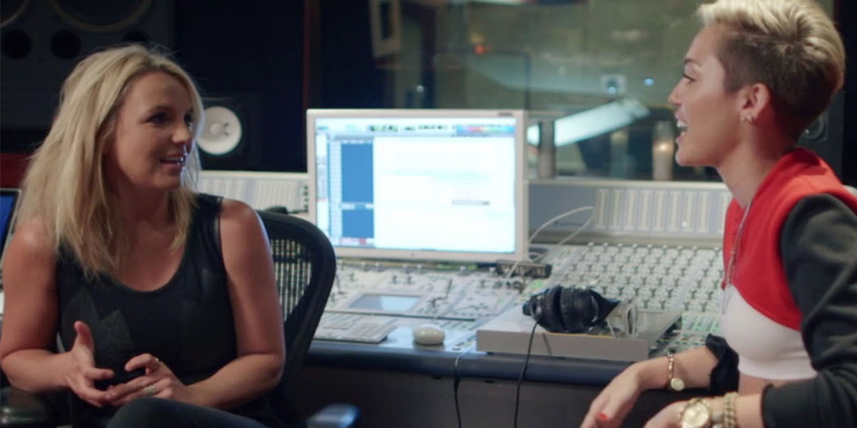 Miley Cyrus e Britney Spears conversando em estúdio