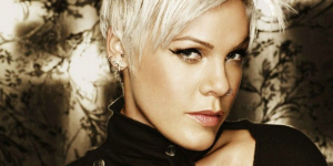 Cantora P!nk com cabelo curto e platinado