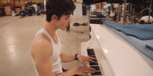 Shawn Mendes tocando piano no vídeo dos bastidores do clipe "If I Can't Have You"