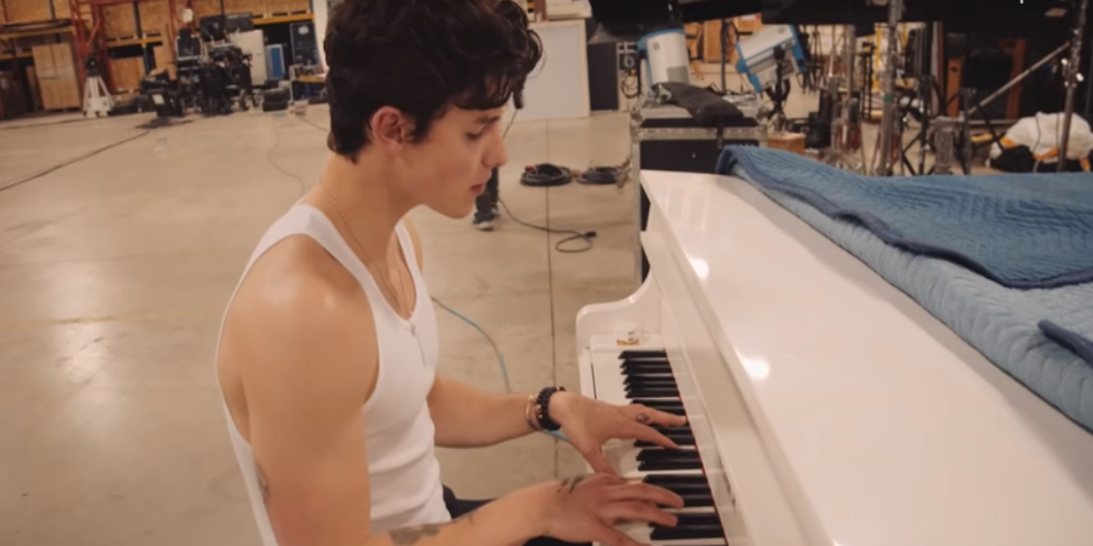 Shawn Mendes tocando piano no vídeo dos bastidores do clipe "If I Can't Have You"