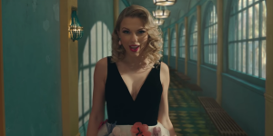 Captura de tela do clipe ME! com Taylor Swift em um vestido preto