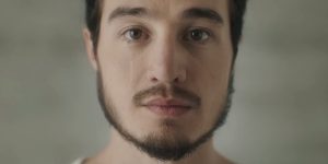 Tiago Iorc próximo e com lágrimas nos olhos