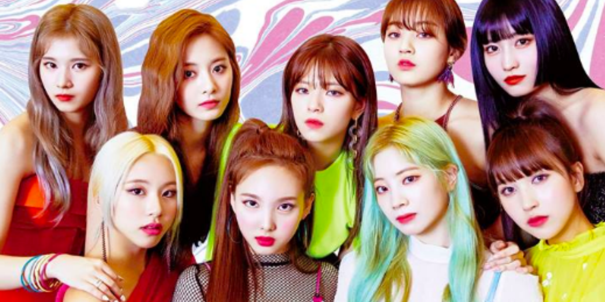 Grupo de kpop Twice em post no instagram, com um fundo colorido