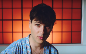 rosto Ezra Koenig vocalista do Vampire Weekend