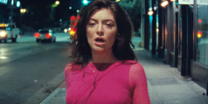 Lorde no clipe de Green Light