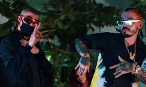 J Balvin e Bad Bunny no vídeo de "QUE PRETENDES"