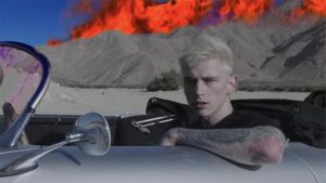 Machine Gun Kelly em seu novo single "El Diablo" para promover o álbum "Hotel Diablo"