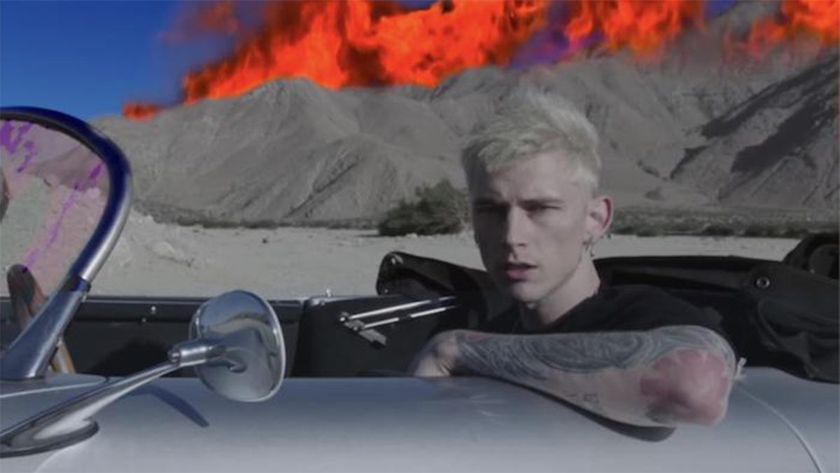 Machine Gun Kelly em seu novo single "El Diablo" para promover o álbum "Hotel Diablo"