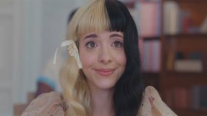 Melanie Martinez em trailer de filme que acompanha seu novo álbum