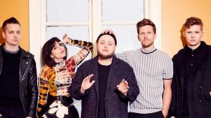 Banda indie Of Monsters and Men para divulgar o álbum "Fever Dream"