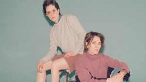 Tegan and Sara na capa do álbum "Hey, I'm Just Like You"