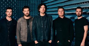 Snow Patrol com seus membros e ao centro da imagem o líder Gary Lightbody