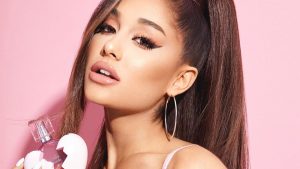 rosto da ariana grande em um fundo rosa
