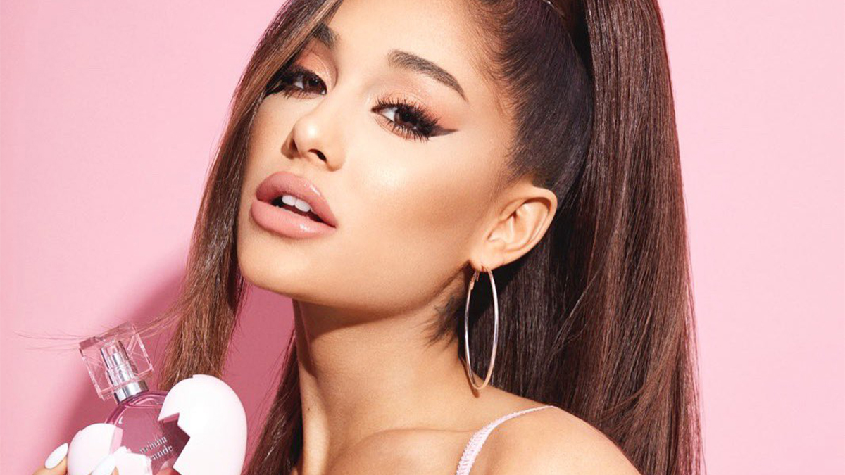 rosto da ariana grande em um fundo rosa