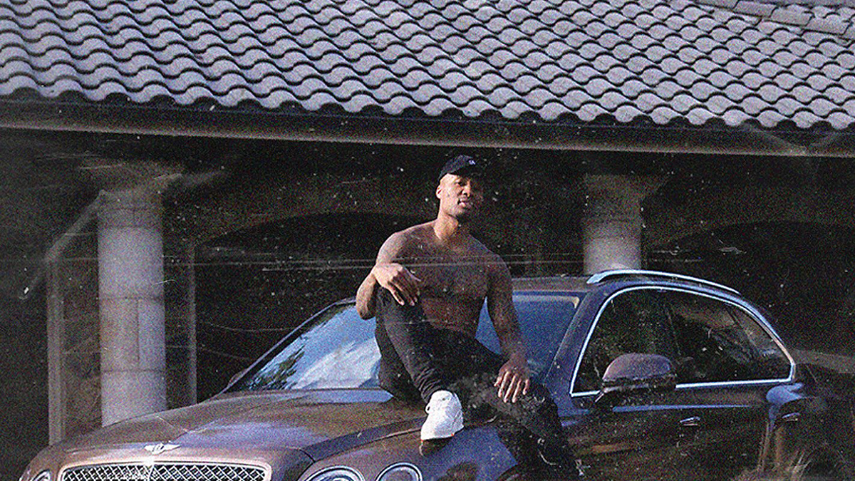 Capa do álbum do jogador de basquete Damian Lillard, a imagem mostra Dame sentado em seu carro