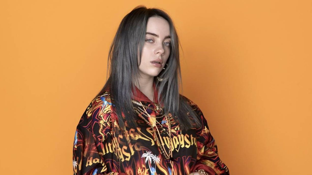 billie eilish num fundo laranja, uma das representantes do dark pop