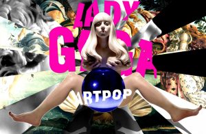 Capa do álbum ARTPOP, de lady gaga. a cantora está no centro, com as pernas abertas e uma bola prateada entre elas. em cima da bola está no nome