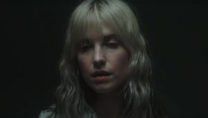 hayley williams no clipe de simmer