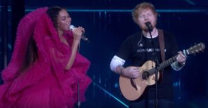 Ed Sheeran e Beyoncé em performance de "Perfect", durante evento do Global Citizen em homenagem a Nelson Mandela.