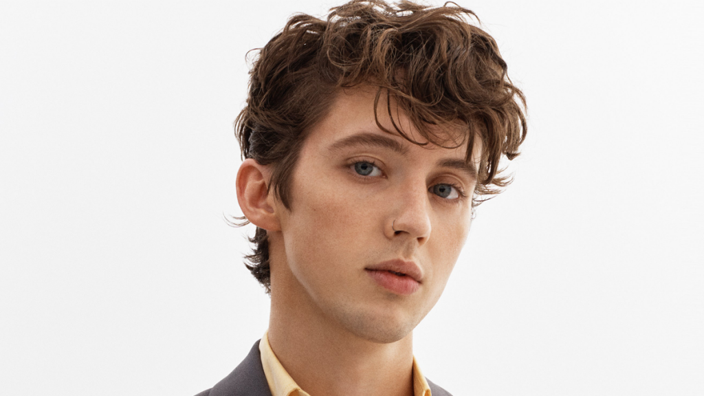 Troye Sivan em ensaio fotográfio para "In A Dream". É um close do rosto do cantor.