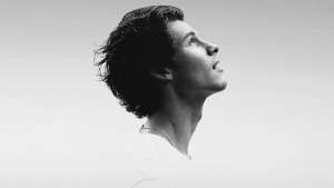 Shawn Mendes em uma foto preto e branco olhando para cima para a foto promocional de seu documentário in wonder