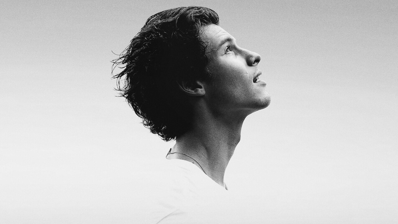 Shawn Mendes em uma foto preto e branco olhando para cima para a foto promocional de seu documentário in wonder
