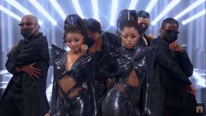 chloe x halle na apresentação do e! people's choice awards 2020