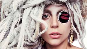 lady gaga usando dreads platinados e um monóculos