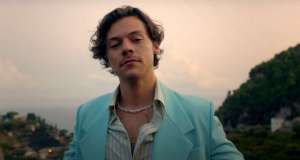 print de tela clipe golden de harry styles. styles foi um dos indicados ao grammy 2021