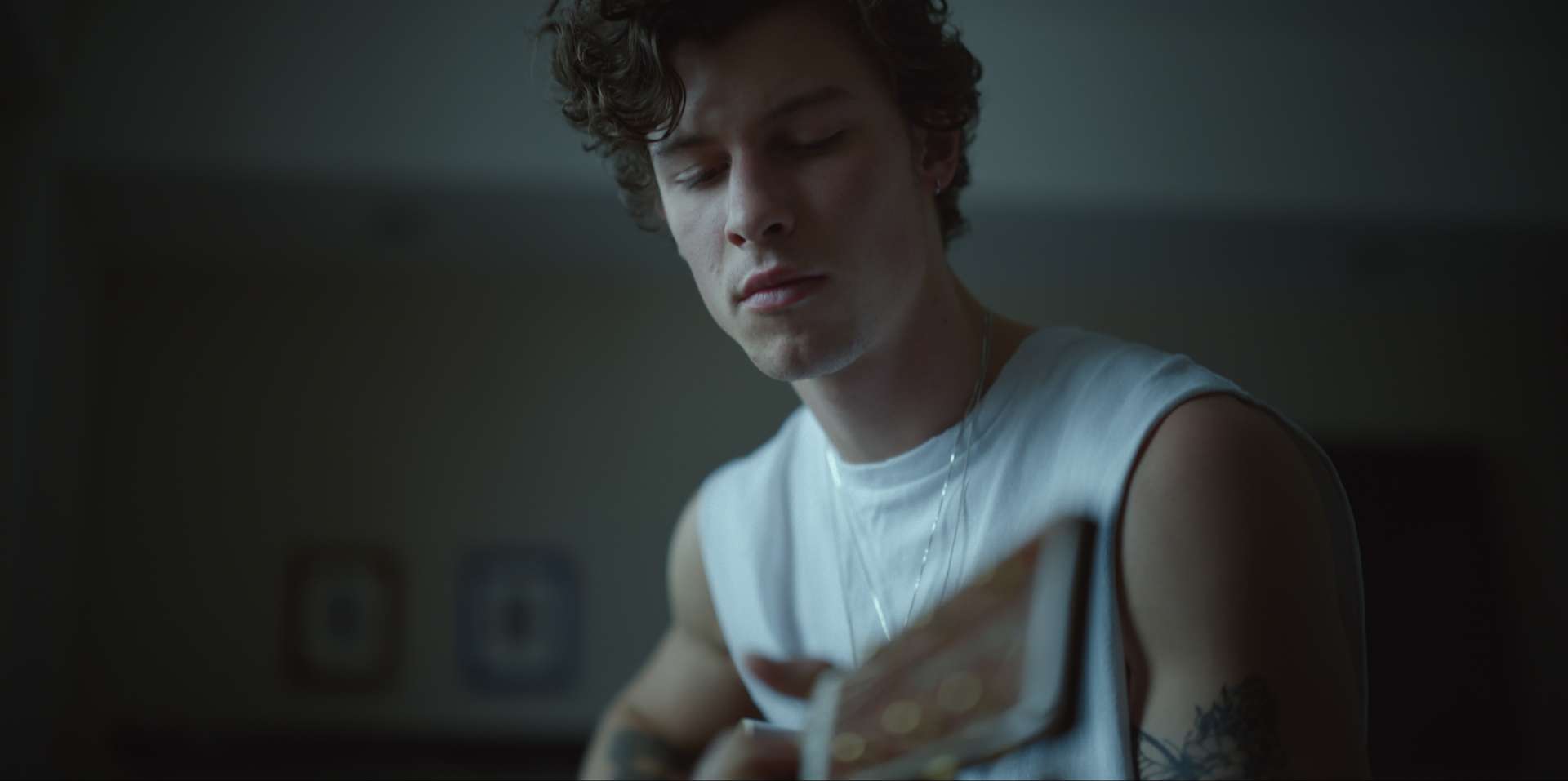shawn mendes tocando violão