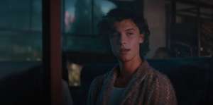shawn mendes no clipe de wonder sentado em um trem olhando pela janela