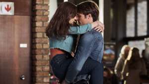 joey king e jacob elordi em barraca do beijo