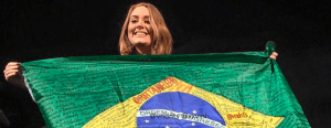 adele segurando bandeira do brasil