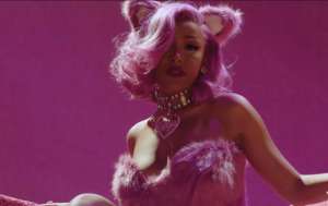 doja cat vestida de com um sutiã de pelúcia roxo, cabelo roxo e tiara de orelhas de gatinho roxo para o novo álbum